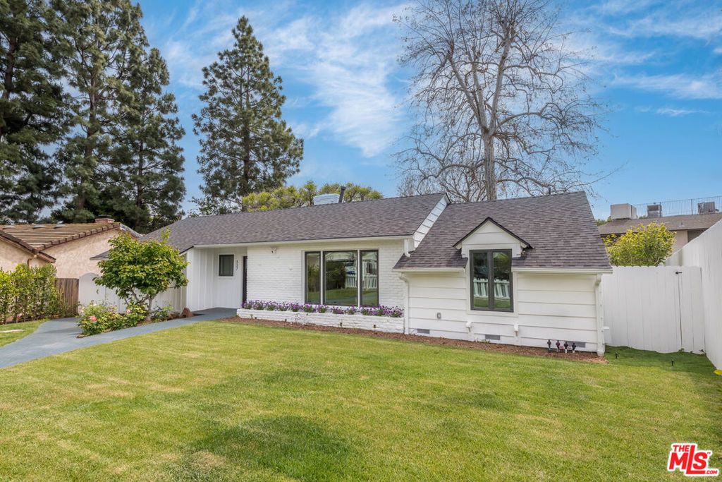 Photo of 527 S Bentley Avenue, Los Angeles, CA 90049 (MLS # 25593227)