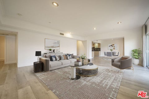 Photo of 970 S St Andrews Place #306, Los Angeles, CA 90019 (MLS # 26996905)