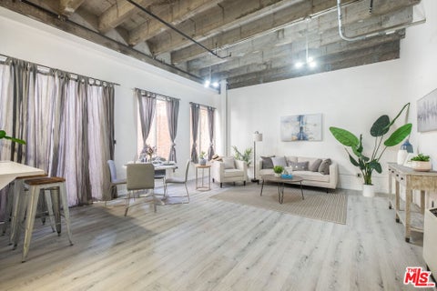 Photo of 312 W 5th Street #606, Los Angeles, CA 90013 (MLS # 26102936)