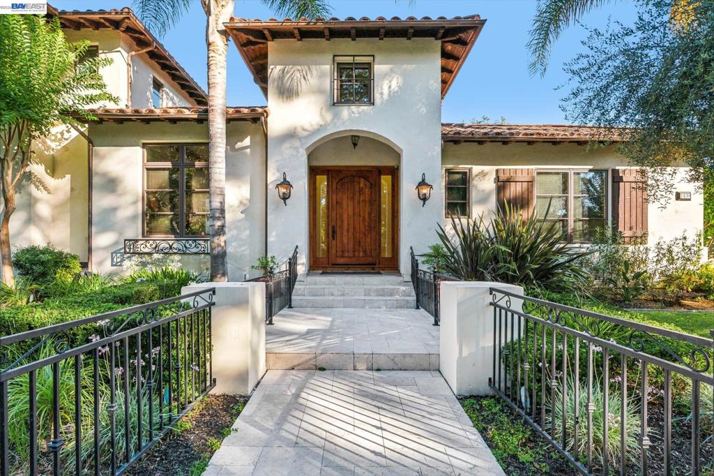 1439 Vine Ln