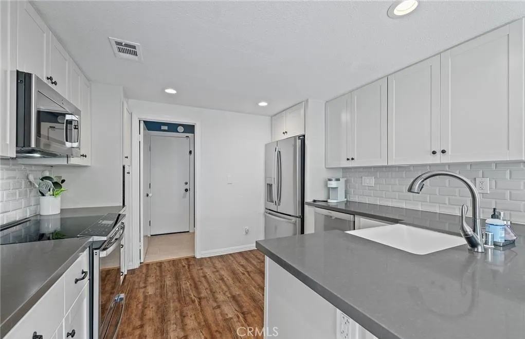 Irvine, California 92612, United States, 2 Bedrooms Bedrooms, ,2 BathroomsBathrooms,Residential,Pending,251084