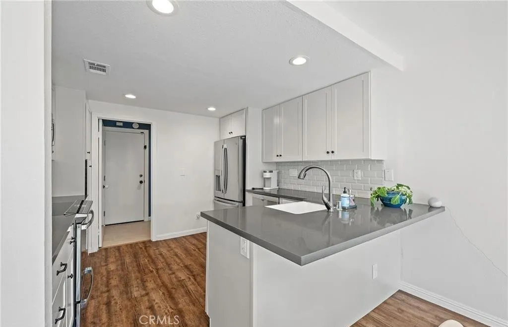 Irvine, California 92612, United States, 2 Bedrooms Bedrooms, ,2 BathroomsBathrooms,Residential,Pending,251084