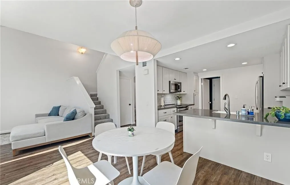 Irvine, California 92612, United States, 2 Bedrooms Bedrooms, ,2 BathroomsBathrooms,Residential,Pending,251084