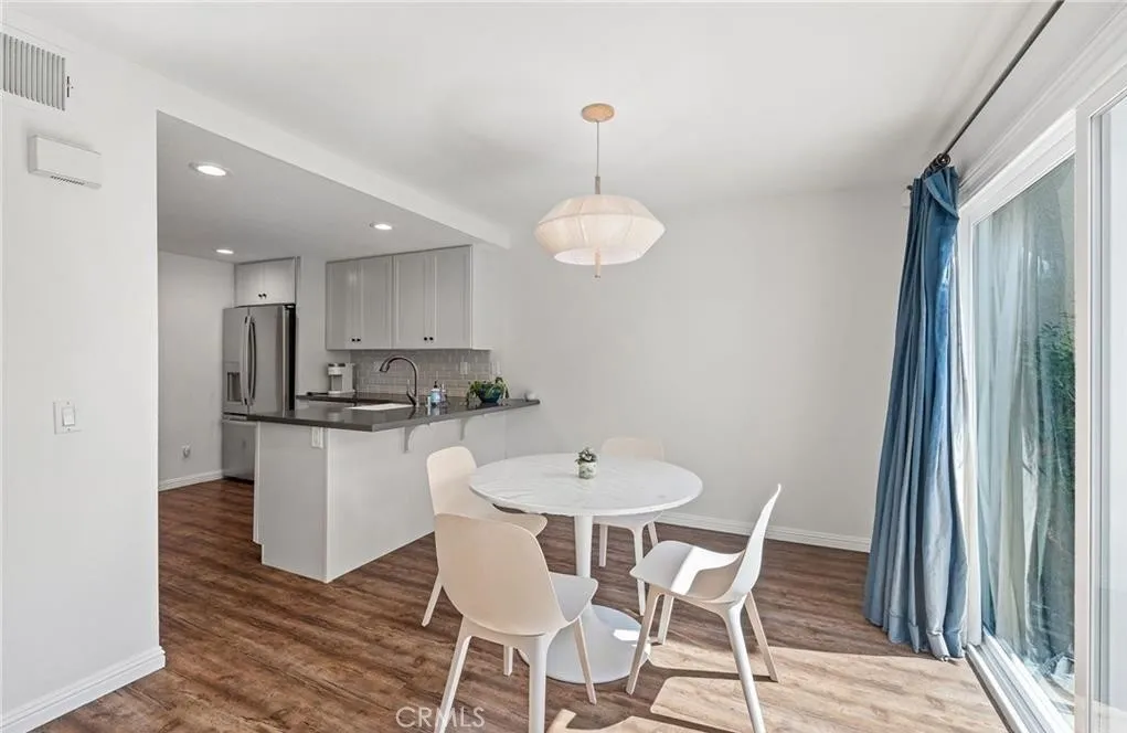 Irvine, California 92612, United States, 2 Bedrooms Bedrooms, ,2 BathroomsBathrooms,Residential,Pending,251084