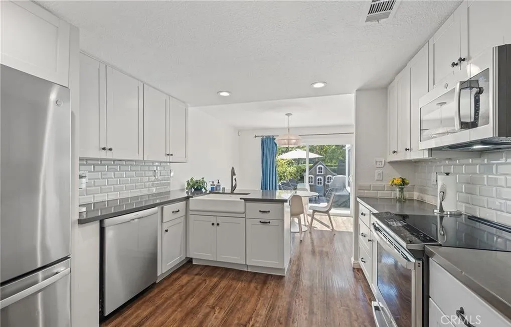 Irvine, California 92612, United States, 2 Bedrooms Bedrooms, ,2 BathroomsBathrooms,Residential,Pending,251084