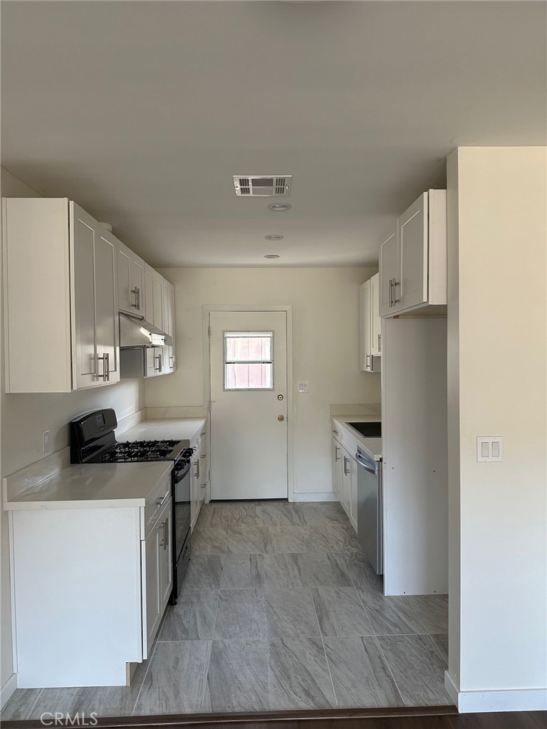 Enjoy & appreciate your own elegant Brand Newer One Bedroom oneBathroom Front Unit  with Beautiful Mountain View, Situated in a Cul-De-Sac street and a quiet neighborhood.   This outstanding residence is enhanced by its  New Double Pane windows. Brand New Gourmet custom design kitchen, Granite Counter Tops. and Stainless Steel Appliances with Tile and Hardwood flooring.  New Central Heat/Air Units.  The subject has a common Utility Room with Washer & Dryer.