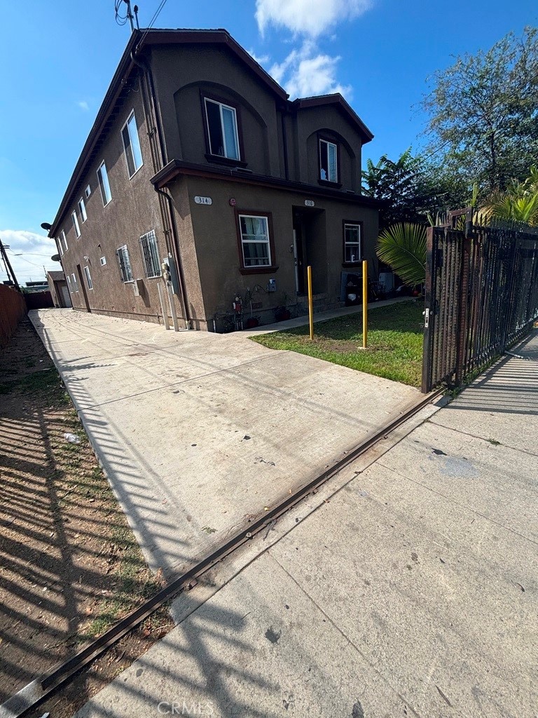 Investors, don't miss this prime opportunity in Los Angeles. A well maintained two unit multifamily building built in 2013, featuring two spacious 5 bedroom , 3 bathroom units. The building is gated and with separate meters for gas, electricity and trash. The low maintenance duplex offers strong cash-flow potential in a highly sought after market, with the added flexibility of a 1031 exchange or portfolio diversification. Easy access to fwy and downtown Los Angeles.