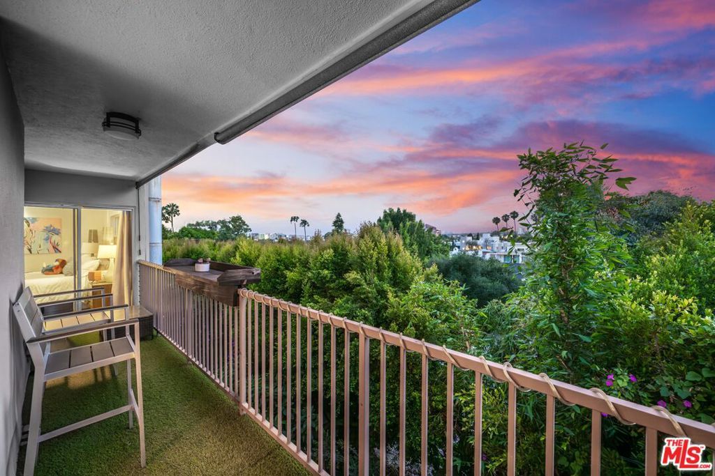 Photo of 949 N Kings Road #314, West Hollywood, CA 90069 (MLS # 25585835)