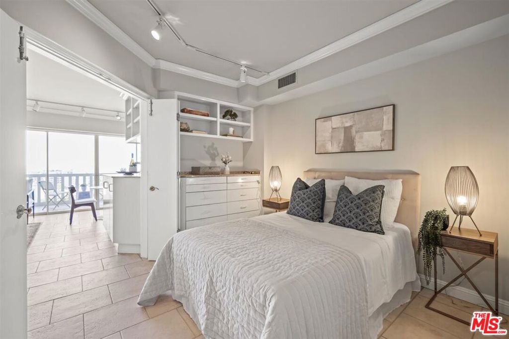 999 N Doheny Drive 806