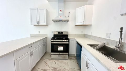 16023 Wyandotte Street Lake Balboa CA 91406