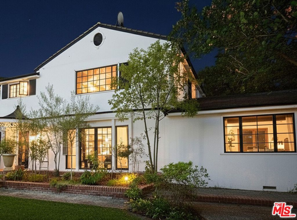 Photo of 728 S Windsor Boulevard, Los Angeles, CA 90005 (MLS # 25582859)