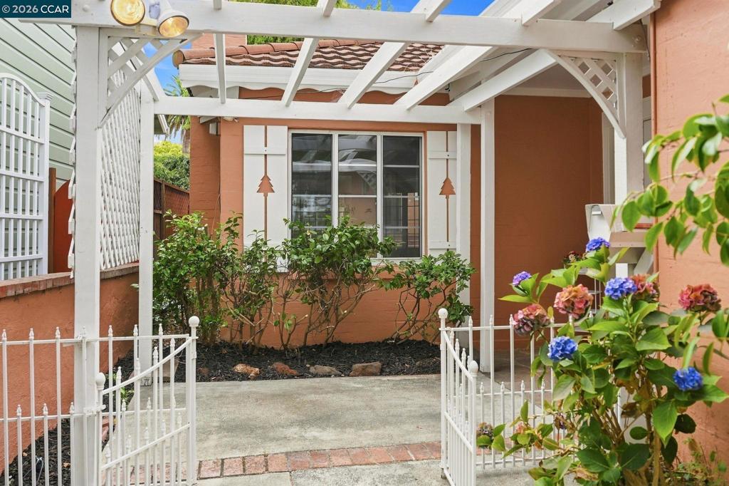 1169 Roxanne Ave