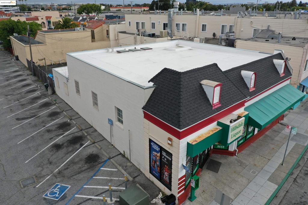 Amazing opportunity to own a well maintained stand alone building literally feet from El Camino Real!!! NNN lease in place until 06/32. Concrete block and stucco building. ROOF and WINDOWS replaced in 2022. 2 bathrooms and extra space in rear of building with private entrance. 2 designated parking spots in rear parking lot. Convenient street parking. over 3500 SQ feet on single level! Walk in cooler