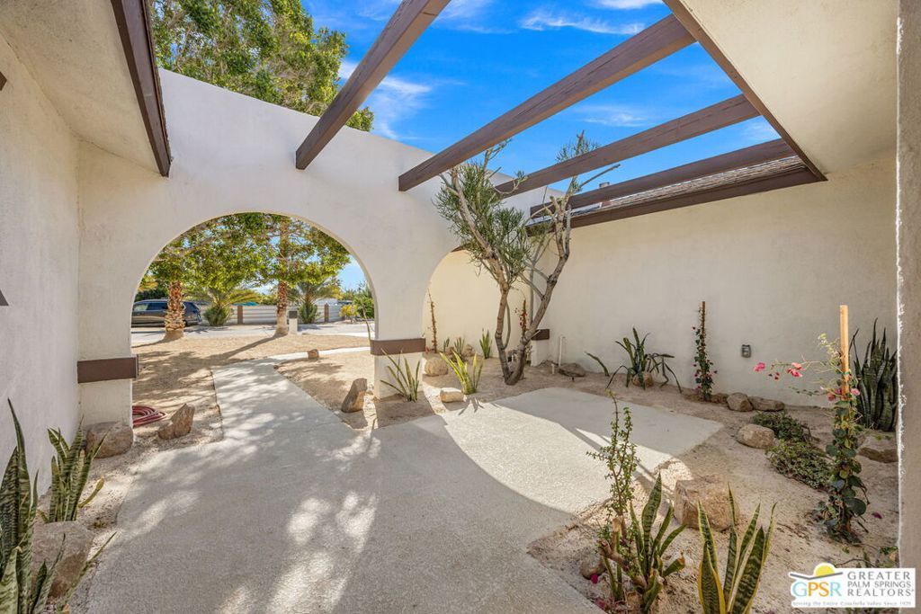 Photo of 2025 N Victoria Road, Palm Springs, CA 92262 (MLS # 26668017PS)