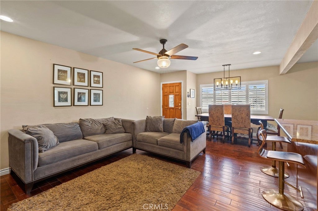 1458 E 215th