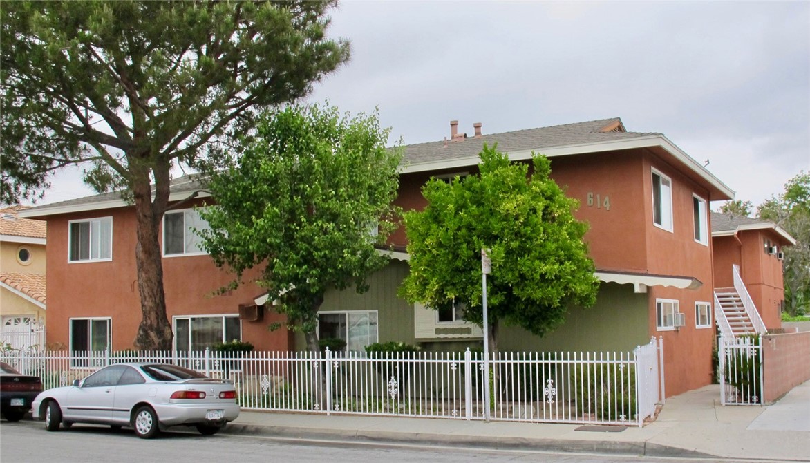 Welcome to our modern and recently remodeled 2-bedroom, 1-bathroom apartment in the City of Monterey Park. The unit features a brand new kitchen
countertop, fresh paint throughout, upgraded LED light fixtures, new appliances, and spacious bedrooms with new vinyl flooring. Conveniently located to shops, restaurants, supermarkets, hospital, Mark Keppel High School, and minutes away from the 10 freeways. Rent includes water & trash. One carport parking space is included. Owners are looking for applicants with a FICO score of 700+. Bank statements & employment will be verified. No pets allowed.