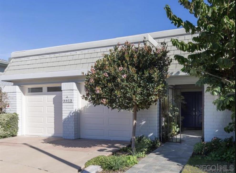 Charming 2BR/2BA Single-Level in Windemere, La Jolla Alta This beautifully remodeled “Brentwood” model offers tigerwood and Carrera marble flooring, bamboo cabinetry, granite counters, and stainless appliances. Enjoy upgraded baths, panoramic easterly views, and a large private fenced yard—perfect for relaxing or entertaining. Windemere residents enjoy resort-style living with pools, spa, tennis, fitness center, hiking trails, and more in a secure gated community atop Mt. Soledad.