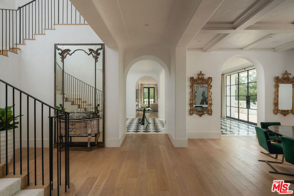 1475 E Mountain Drive