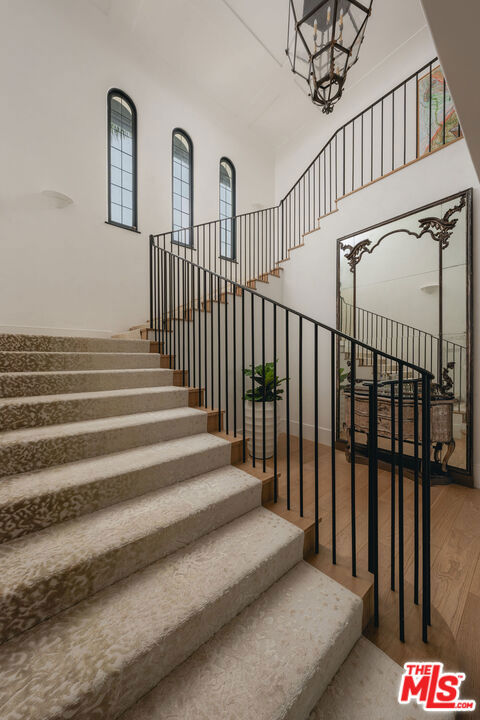 1475 E Mountain Drive