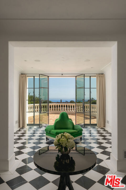 1475 E Mountain Drive