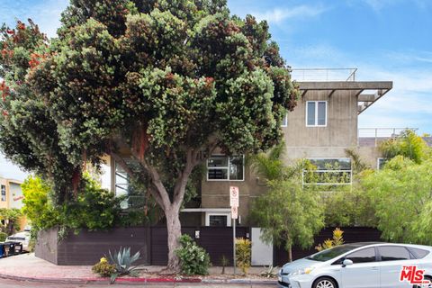 Photo of 1917 Alberta Avenue, Venice, CA 90291 (MLS # 25600859) Photo of 1917 Alberta Avenue, Venice, CA 90291 (MLS # 25600859)