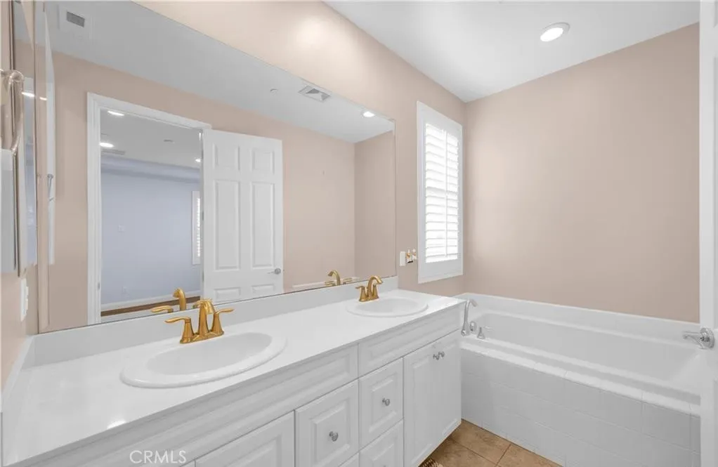 Irvine, California 92618, United States, 4 Bedrooms Bedrooms, ,3 BathroomsBathrooms,Residential,Active,224512