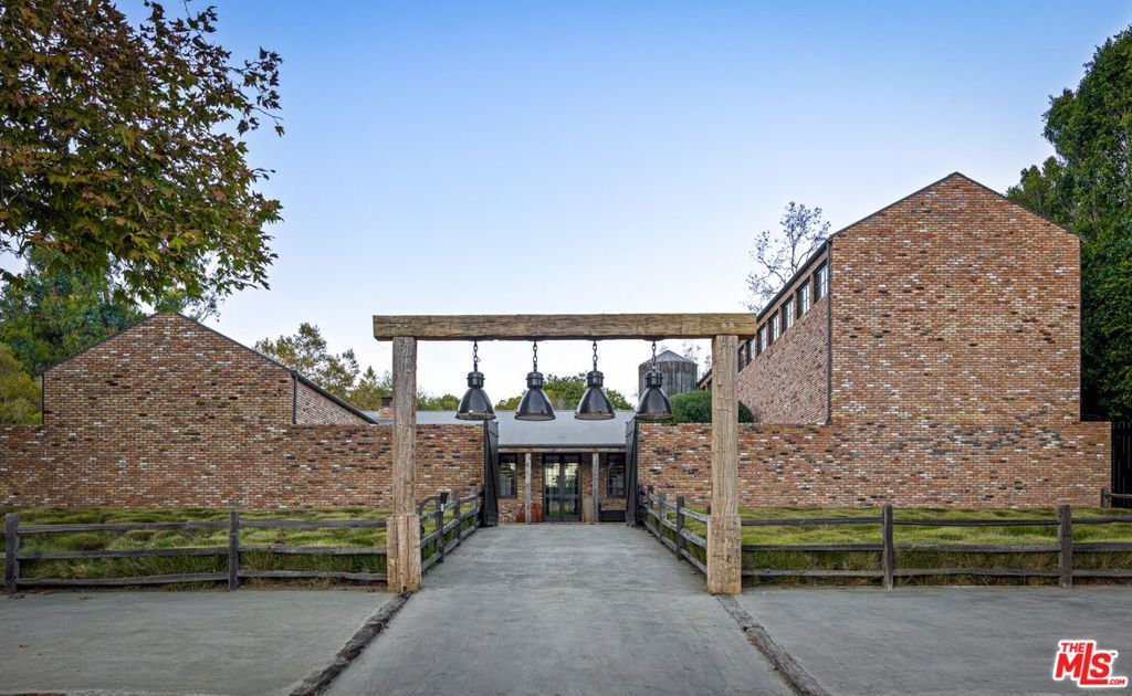 Photo of 13215 Riviera Ranch Road, Los Angeles, CA 90049 (MLS # 25623593)