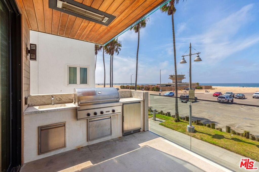 2205 Ocean Front Walk