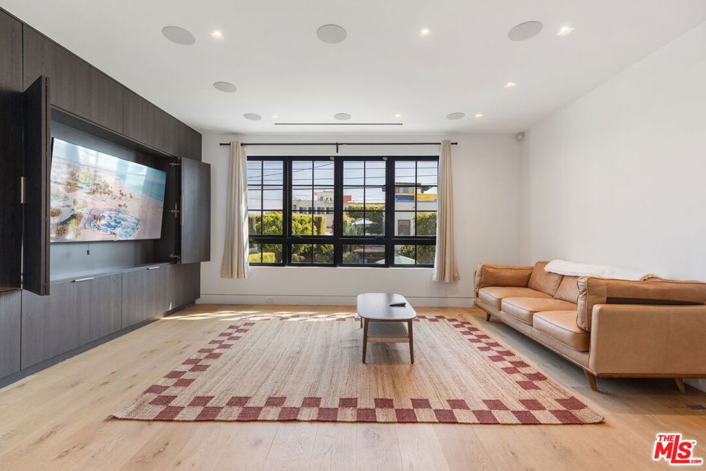 2205 Ocean Front Walk