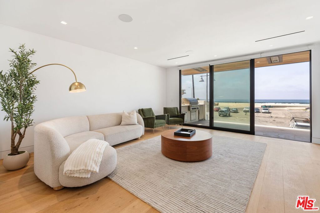 2205 Ocean Front Walk