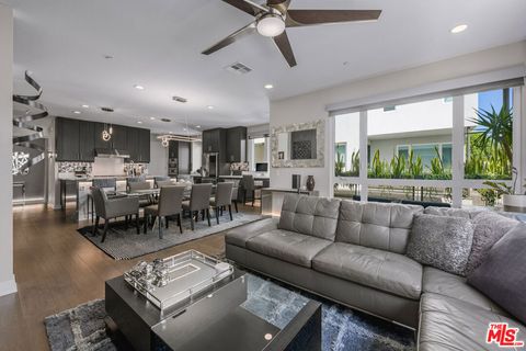 Photo of 6913 N Tierno Lane, Los Angeles, CA 90038 (MLS # 25599487) Photo of 6913 N Tierno Lane, Los Angeles, CA 90038 (MLS # 25599487)