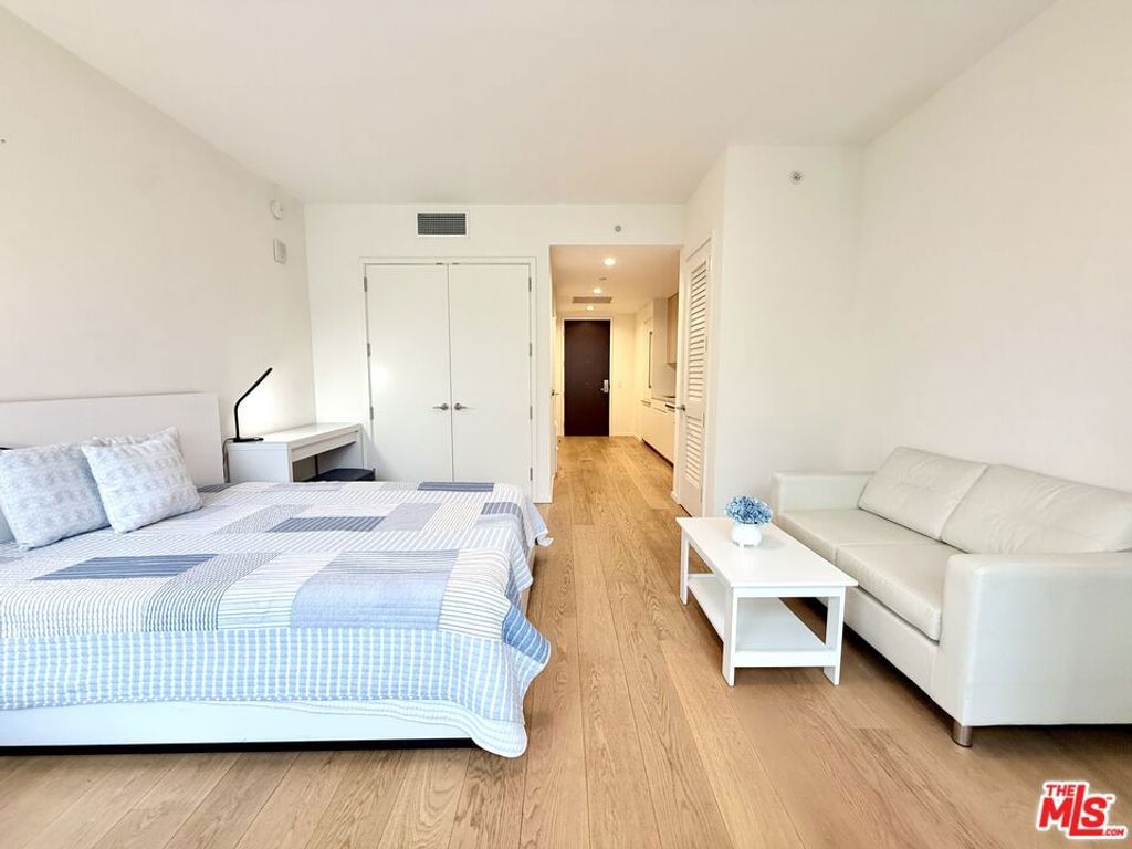 Photo of 877 Francisco Street #617, Los Angeles, CA 90017 (MLS # 26632999)