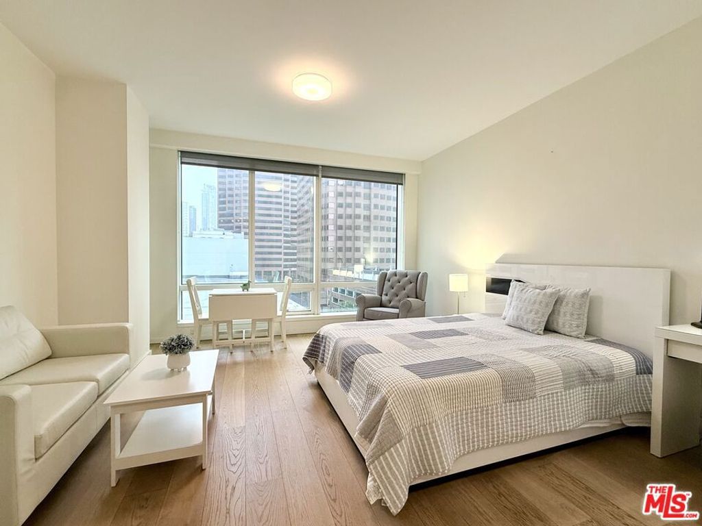 Photo of 877 Francisco Street #617, Los Angeles, CA 90017 (MLS # 26632999)