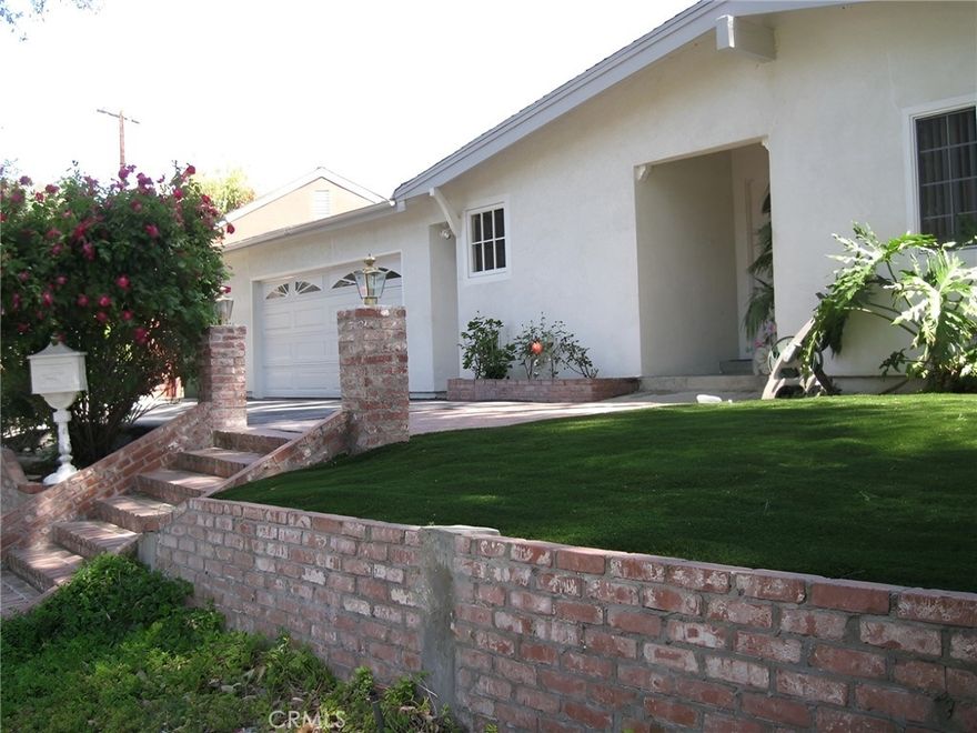 Beautiful South of the Blvd home in Woodland Hills/Calabasas. Located on a Cul-de-sac street with charming curb appeal. soaring vaulted ceilings, skylight and impressive natural light. Large bedrooms and huge dining room opening up to a lush backyard with artificial Turf, fire-pit and fruit trees. * Newly renovated including recessed light, new appliances, fresh paint inside and out * Prime quiet neighborhood cross streets are Topanga Cyn and Mulholland * 5 minutes to Whole Foods, Trader Joes, Gelsons, Ralphs & Calabasas Commons / 10 mins to Topanga village Mall / Minutes to the beach/Malibu / easy access to 101 fwy & downtown LA