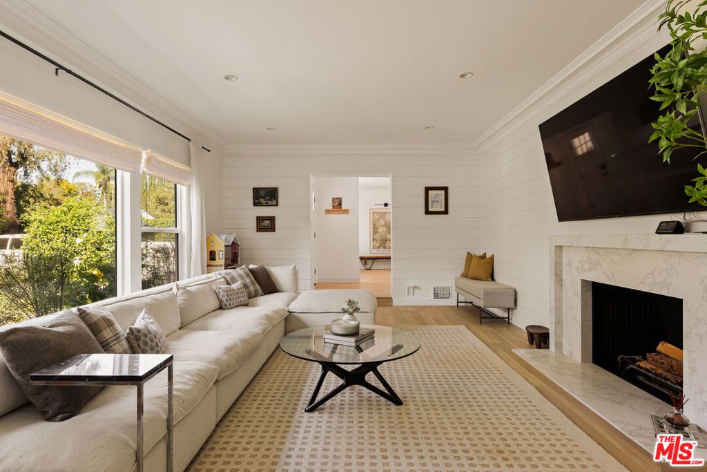 Photo of 6448 Peach Avenue, Van Nuys, CA 91406 (MLS # 25619213)