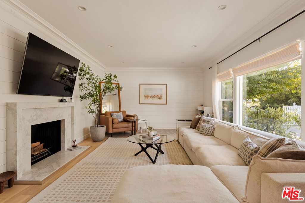 Photo of 6448 Peach Avenue, Van Nuys, CA 91406 (MLS # 25619213)