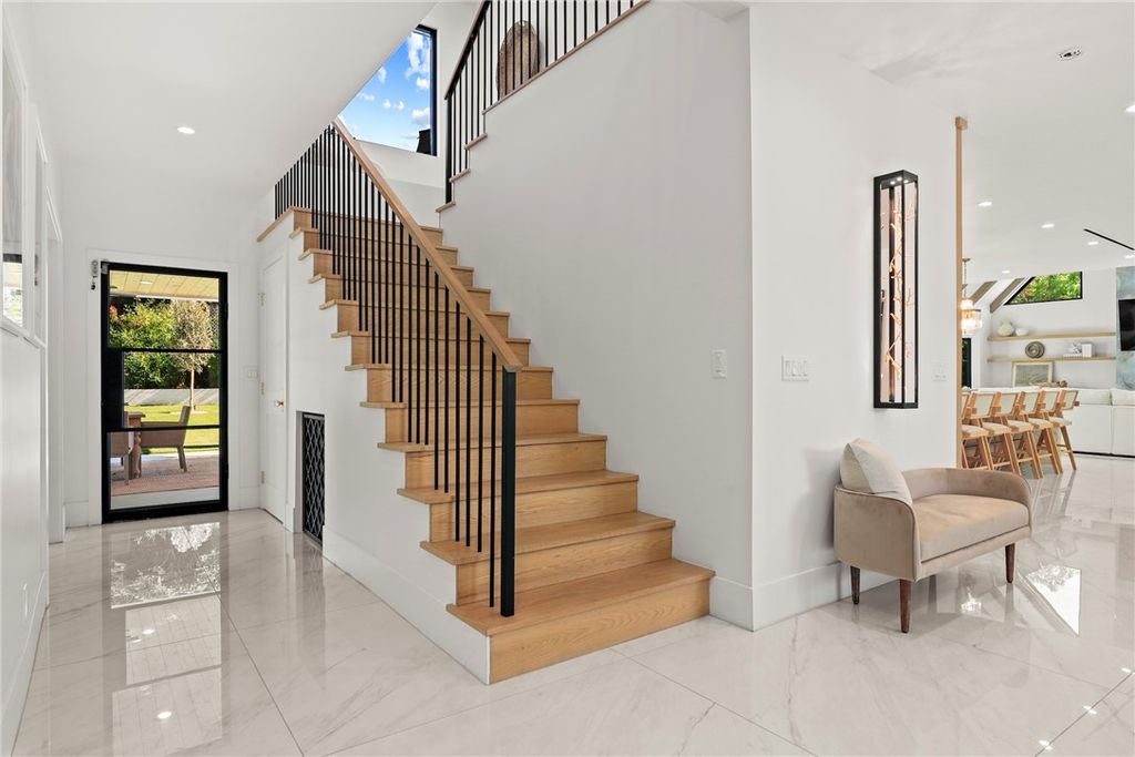 Photo of 20630 Kingsboro Way, Woodland Hills, CA 91364 (MLS # SR26077173)