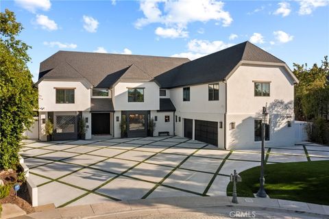 Photo of 20630 Kingsboro Way, Woodland Hills, CA 91364 (MLS # SR26077173)