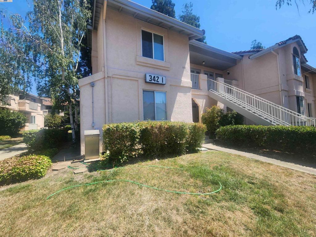 Beautiful one bedroom condo in Livermore. This ground-floor, corner unit offers 610 Sqft. of living space with 1 bedroom, 1 bathroom, living room and covered patio. The eat-in kitchen comes equipped with Stainless Steel refrigerator, electric range and dishwasher. Flooring consists of laminate wood and carpet throughout. Additional amenities: washer & dryer, 1 reserved carport space, air conditioning, access to community facilities pool, spa, tennis courts and clubhouse. Owner covers HOA dues. Front common gardening services included. Water & trash included. Tenant responsible for all other utilities. Easy commute access to I-580, I-680, Highway 84, ACE Train and BART. Just a short drive to downtown Livermore where you can enjoy shopping, fine dining and entertainment. This is the ideal place to call home! INFORMATION IS DEEMED RELIABLE, BUT IS NOT GUARANTEED!