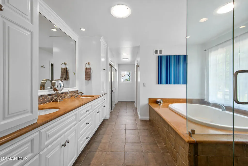 Westlake Village, California 91362, United States, 4 Bedrooms Bedrooms, ,5 BathroomsBathrooms,Residential,Pending,152752