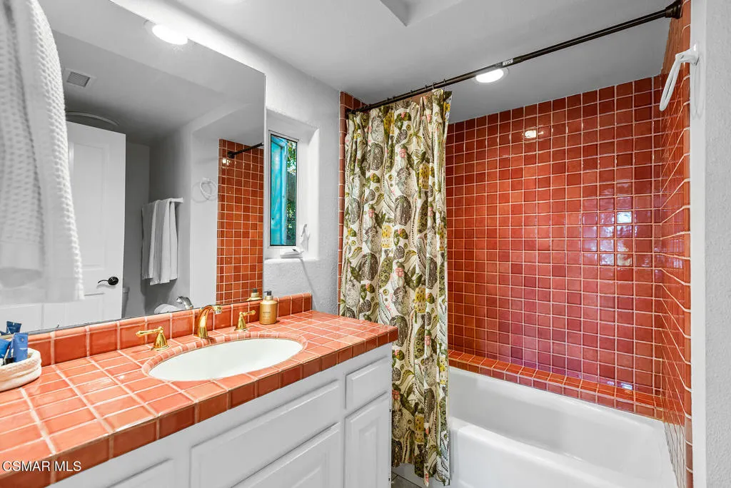 Westlake Village, California 91362, United States, 4 Bedrooms Bedrooms, ,5 BathroomsBathrooms,Residential,Pending,152752