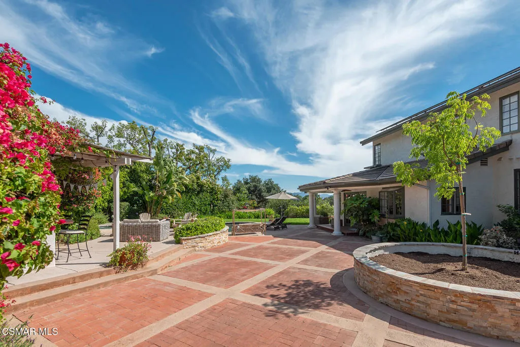 Westlake Village, California 91362, United States, 4 Bedrooms Bedrooms, ,5 BathroomsBathrooms,Residential,Pending,152752