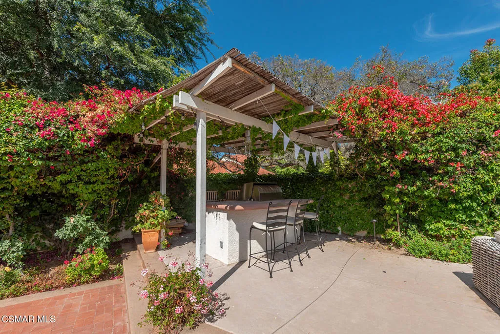 Westlake Village, California 91362, United States, 4 Bedrooms Bedrooms, ,5 BathroomsBathrooms,Residential,Pending,152752