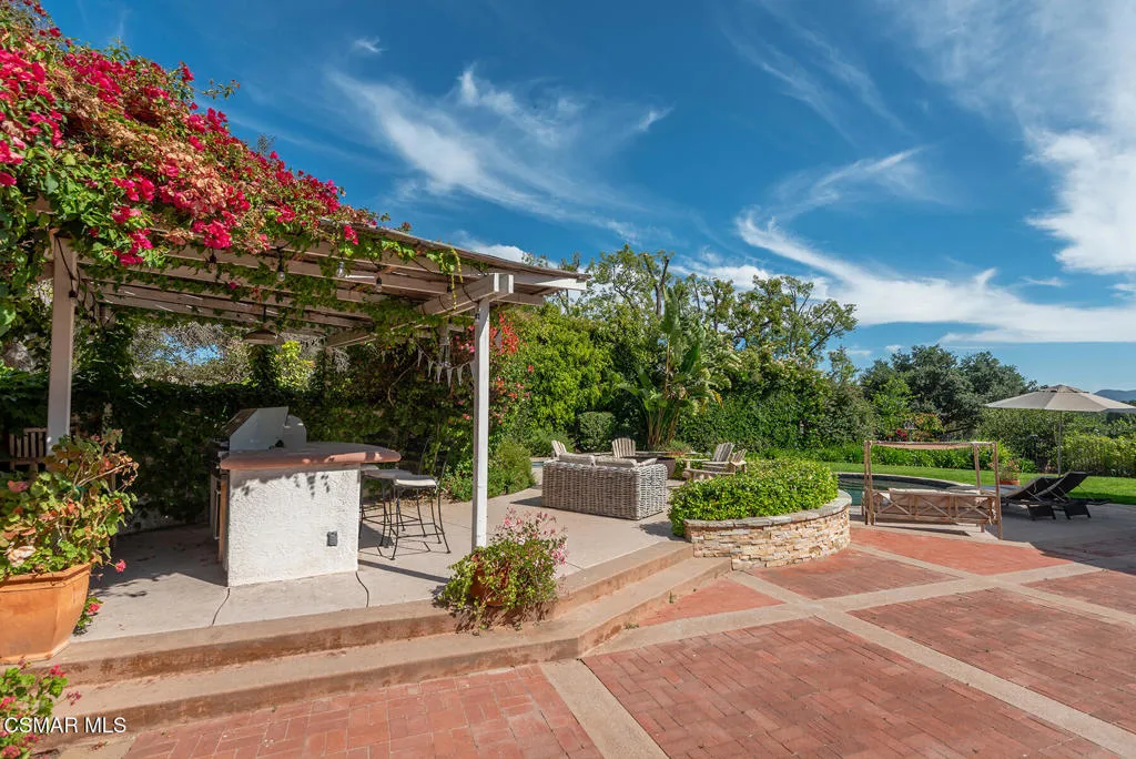 Westlake Village, California 91362, United States, 4 Bedrooms Bedrooms, ,5 BathroomsBathrooms,Residential,Pending,152752