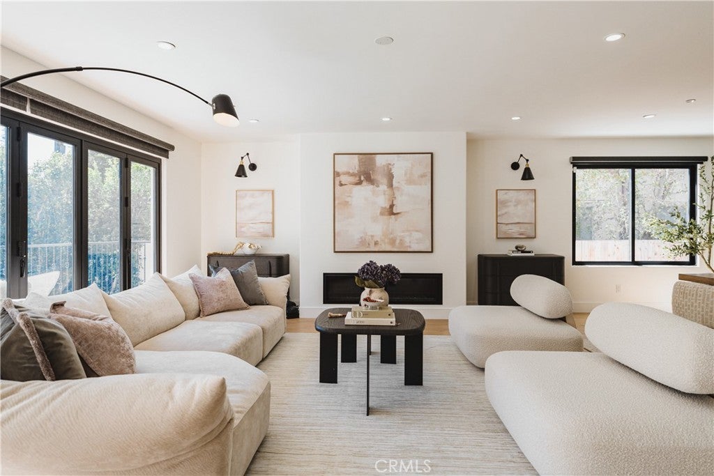 642 N Cahuenga