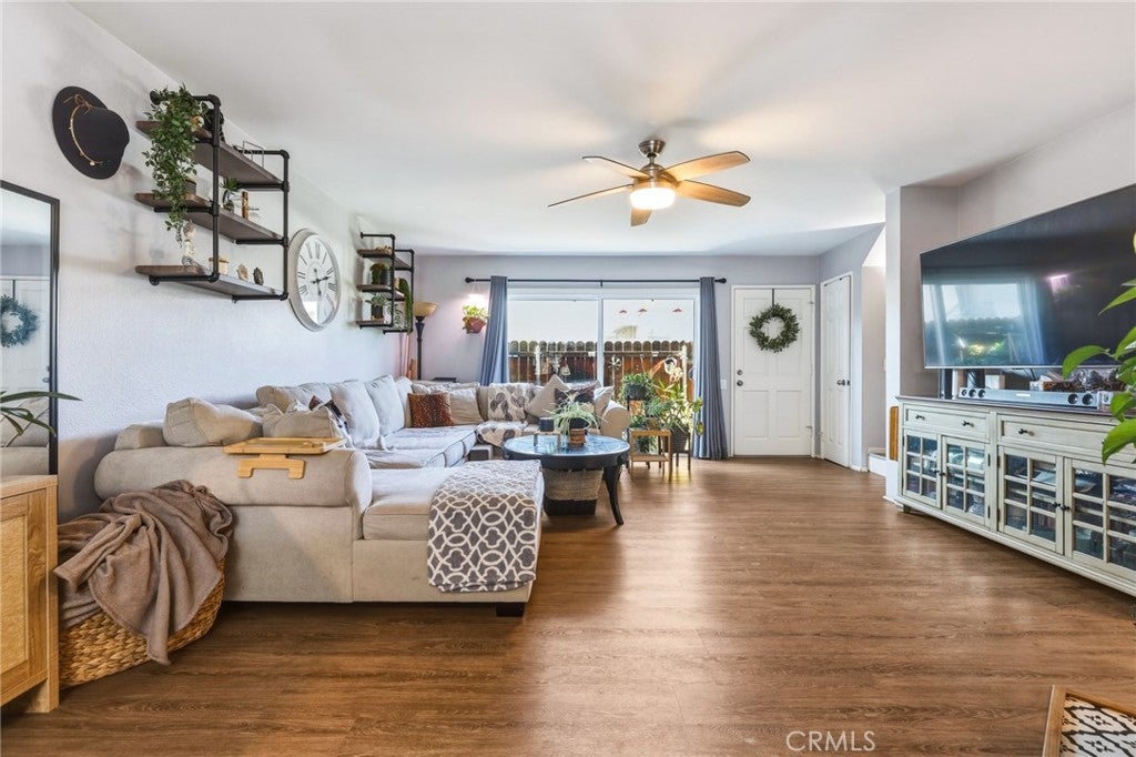8927 Cedros 14