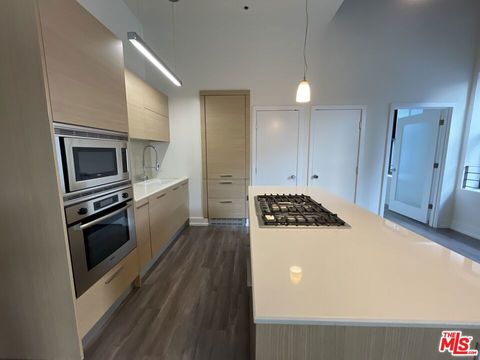 Photo of 727 W 7th Street #1122, Los Angeles, CA 90017 (MLS # 25597663)