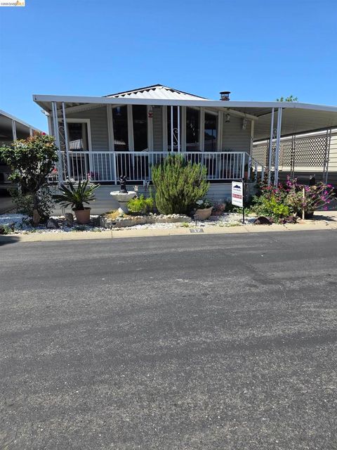 Photo of 17 Bradley Lane Ln, Antioch, CA 94509 (MLS # 41129403)