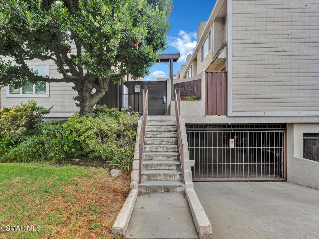 Photo of 4230 Whitsett Avenue #9, Studio City, CA 91604 (MLS # 226003266)