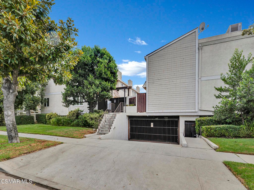 Photo of 4230 Whitsett Avenue #9, Studio City, CA 91604 (MLS # 226003266)